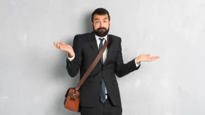 Mann mit fragender Mimik und Gestik