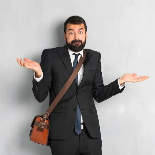 Mann mit fragender Mimik und Gestik