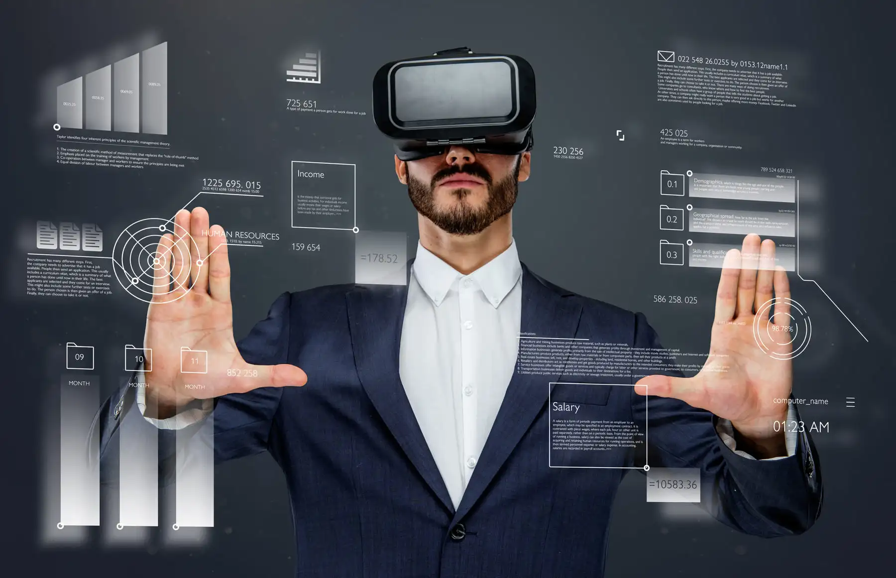 Ein Mann mit VR-Brille projiziert Marketing Mix in die Luft.